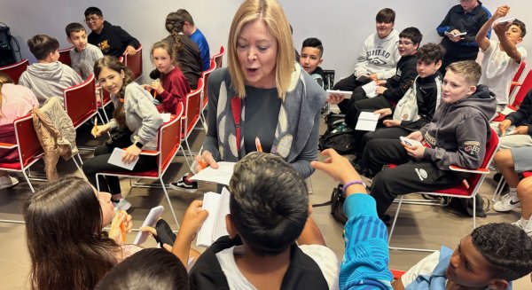 Pepa Fernández inaugura la octava edición de Prensa en mi mochila ante un centenar de escolares malagueños