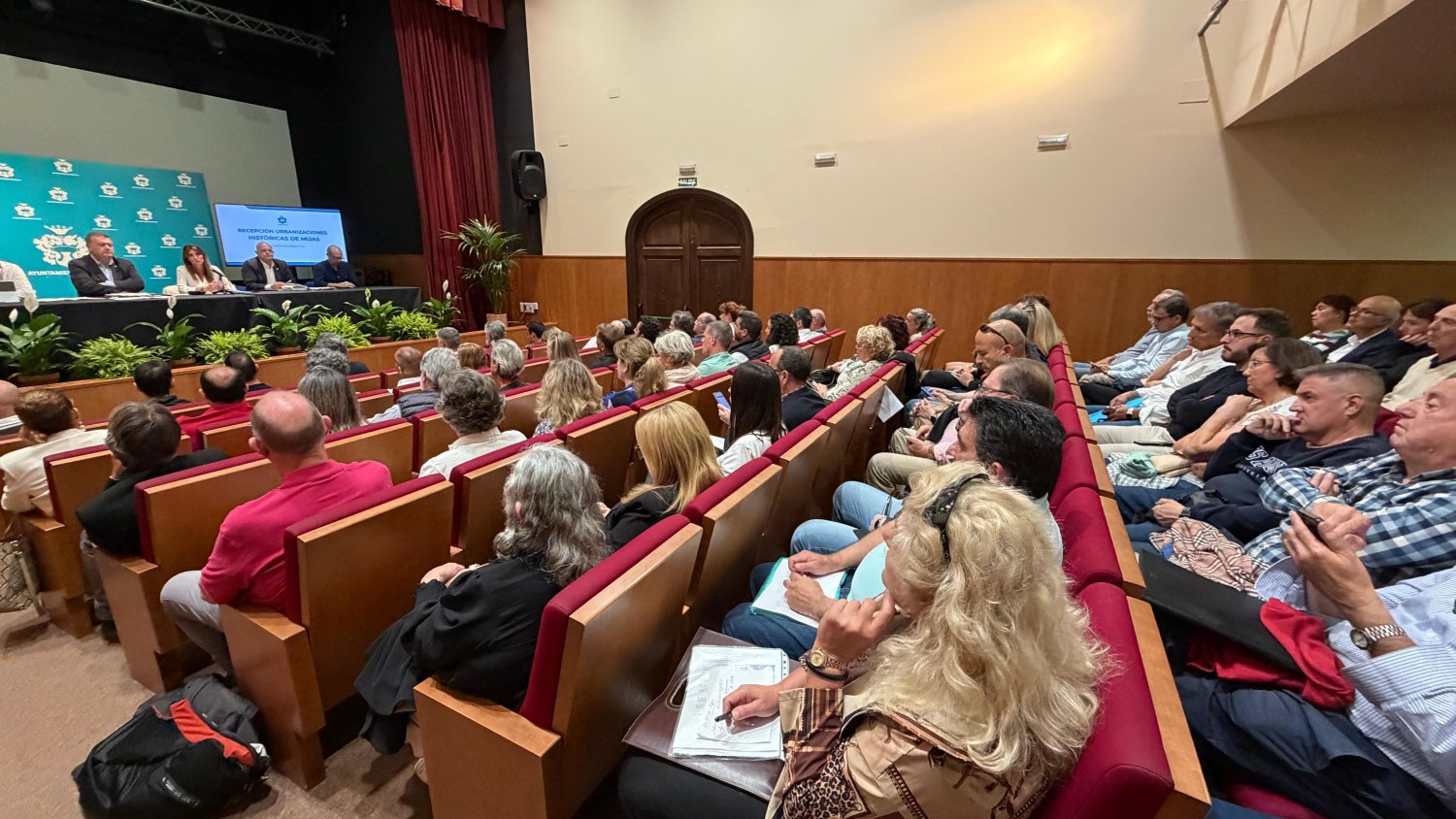Más de un centenar de urbanizaciones históricas participan en la reunión sobre la ordenanza de recepción en Mijas