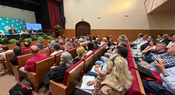 Más de un centenar de urbanizaciones históricas participan en la reunión sobre la ordenanza de recepción en Mijas