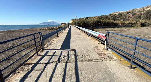Rincón de la Victoria adjudica la restauración del puente sobre el Arroyo Totalán para la Senda Litoral