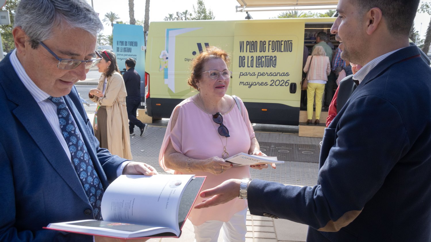 La Diputación de Málaga repartirá 4.000 libros en 86 municipios para fomentar la lectura entre los mayores