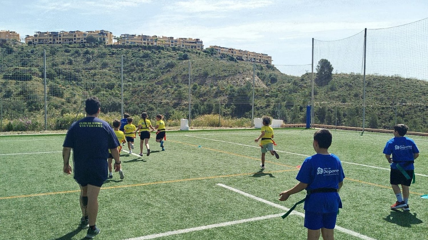 Más de 250 estudiantes de Rincón de la Victoria se citan en la playa para el II Torneo Intercentros de Rugby