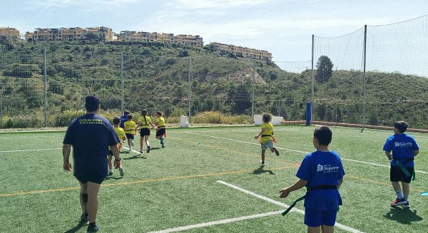 Más de 250 estudiantes de Rincón de la Victoria se citan en la playa para el II Torneo Intercentros de Rugby