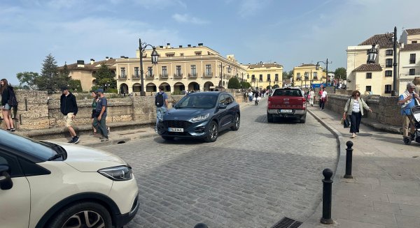 La nueva regulación de tráfico reduce en 3.000 vehículos diarios el paso por el Puente Nuevo de Ronda