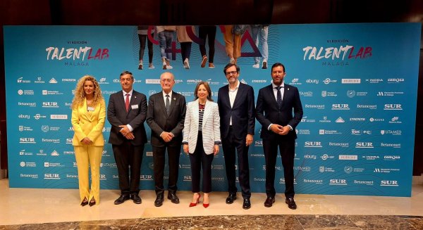 Navarro destaca la necesidad de conectar el mundo académico y laboral para retener el talento joven en Andalucía