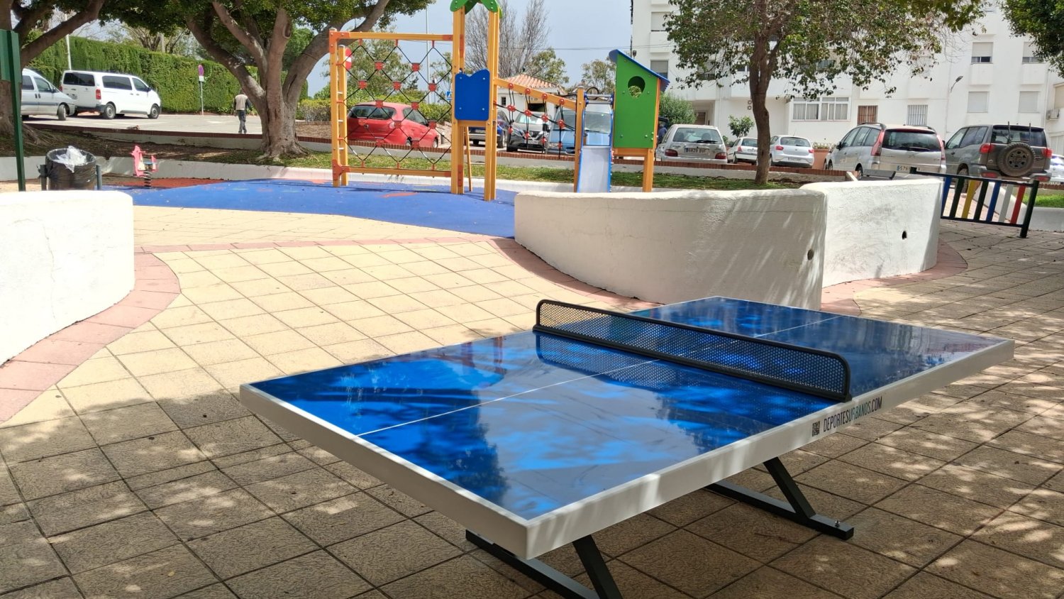Estepona instala ocho mesas de tenis en barriadas y plazas para fomentar el deporte gratuito al aire libre