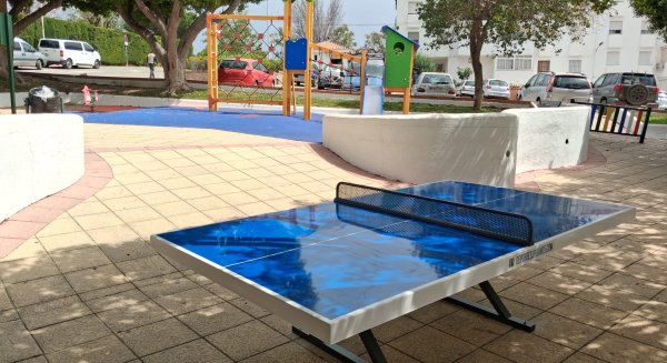Estepona instala ocho mesas de tenis en barriadas y plazas para fomentar el deporte gratuito al aire libre