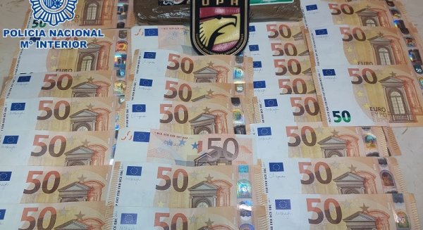La Policía Nacional detiene a dos jóvenes por portar dos tabletas de hachís y más de mil euros en efectivo