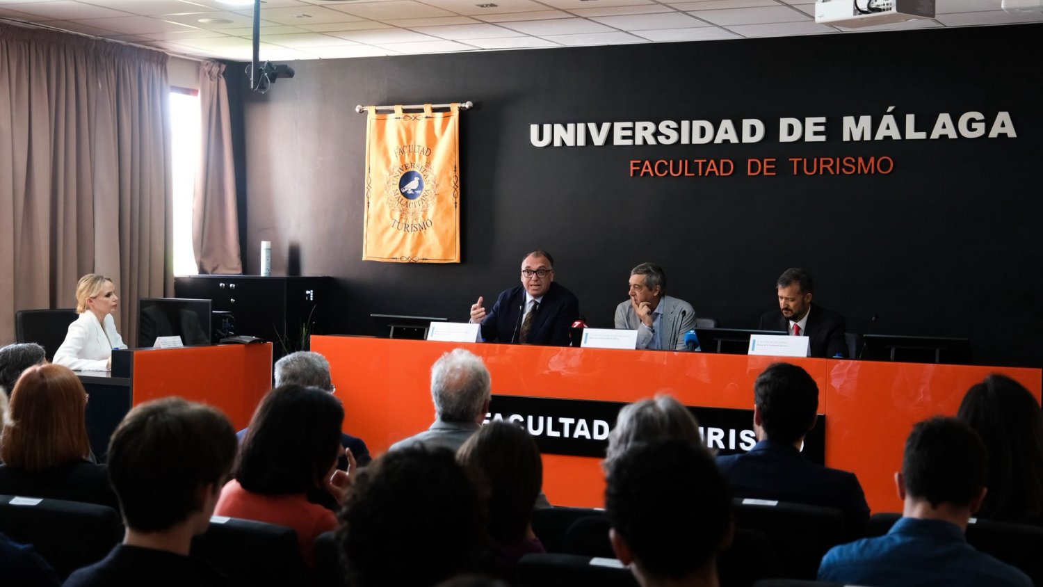 Arturo Bernal destaca la formación y el equilibrio sostenible como claves del futuro modelo turístico