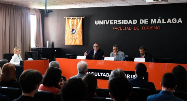 Arturo Bernal destaca la formación y el equilibrio sostenible como claves del futuro modelo turístico