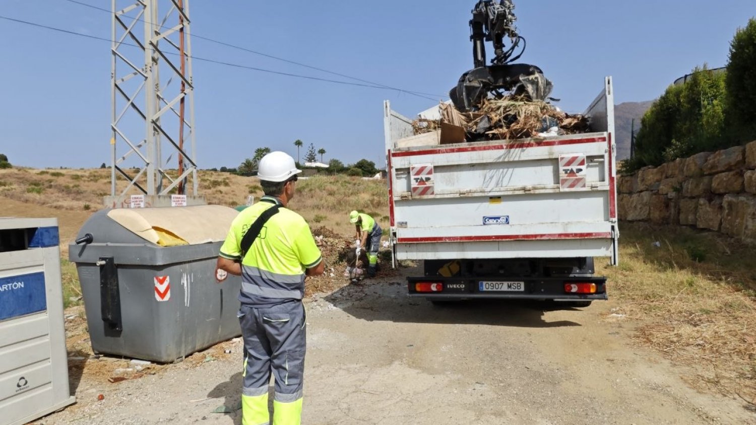 Estepona pone en marcha una brigada específica para reforzar la limpieza y el adecentamiento de los contenedores en el extrarradio