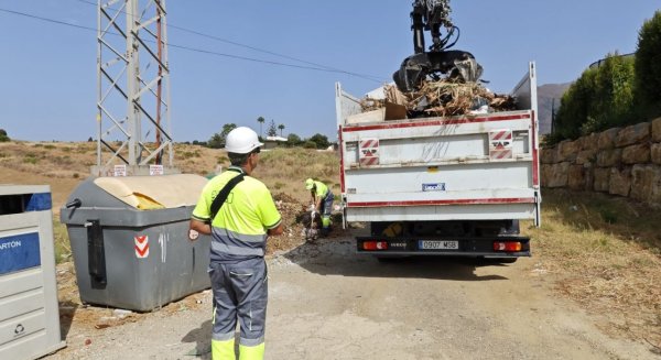 Estepona pone en marcha una brigada específica para reforzar la limpieza y el adecentamiento de los contenedores en el extrarradio
