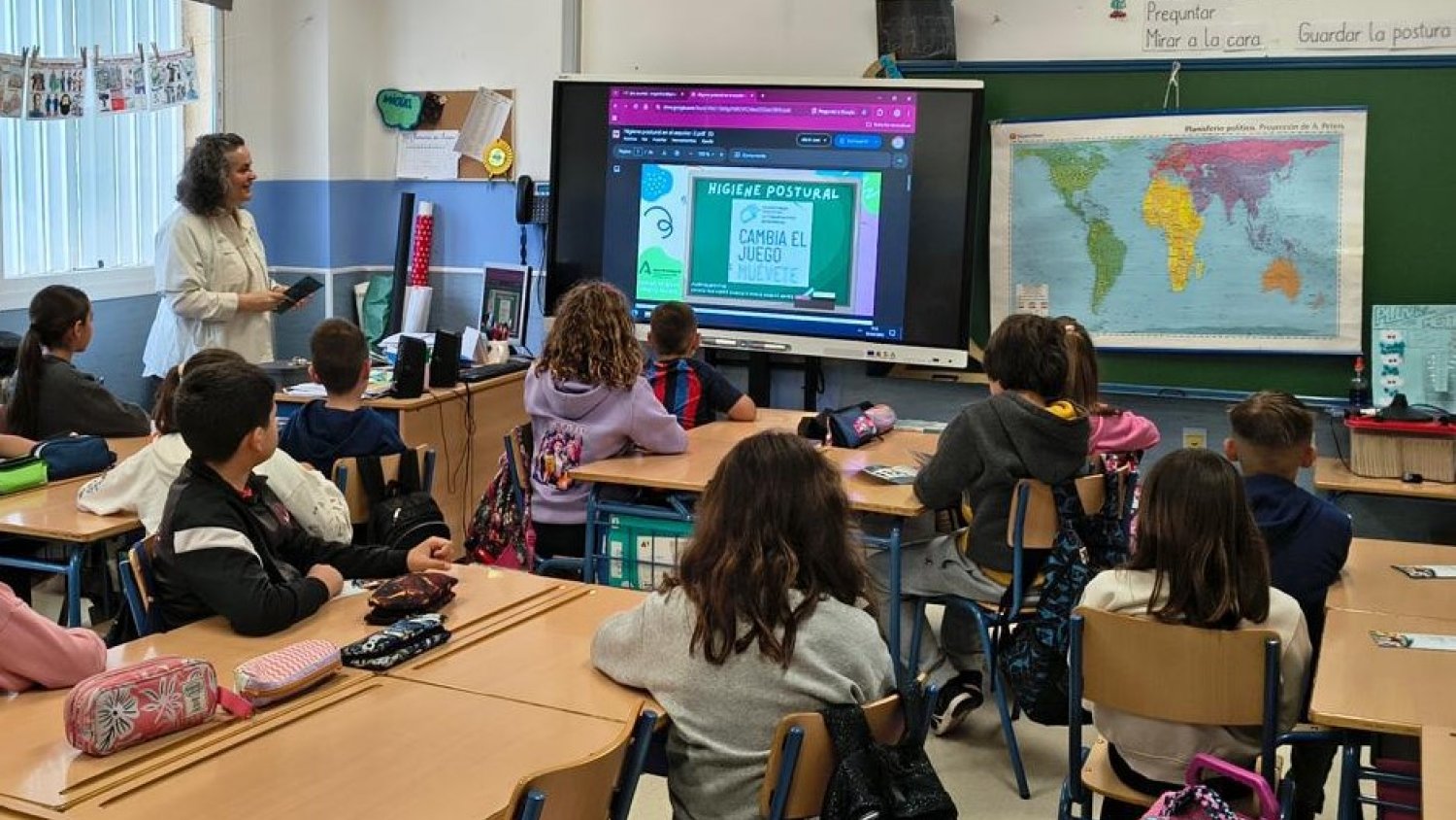 Fisioterapeutas del Distrito Málaga-Valle del Guadalhorce realizan talleres de higiene postural en centros educativos
