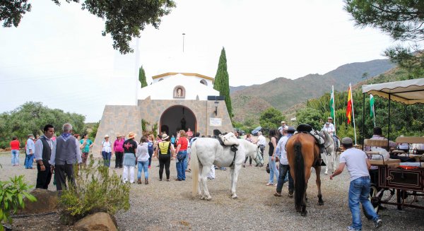 Estepona realiza labores de adecentamiento en el Parque de los Pedregales para la celebración de la romería de San Isidro Labrador