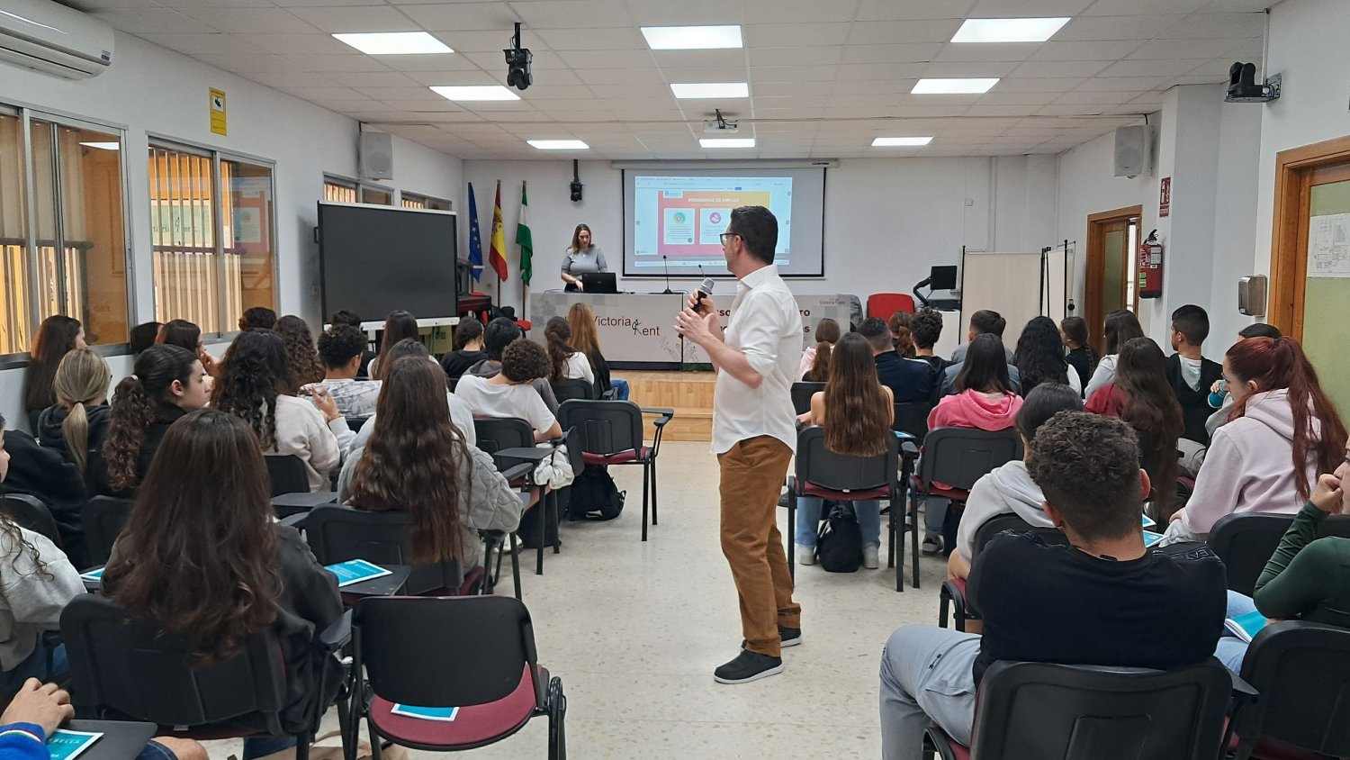 La delegación de Empleo de Marbella orienta a los alumnos del IES Victoria Kent sobre el acceso al mercado laboral