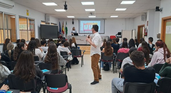 La delegación de Empleo de Marbella orienta a los alumnos del IES Victoria Kent sobre el acceso al mercado laboral