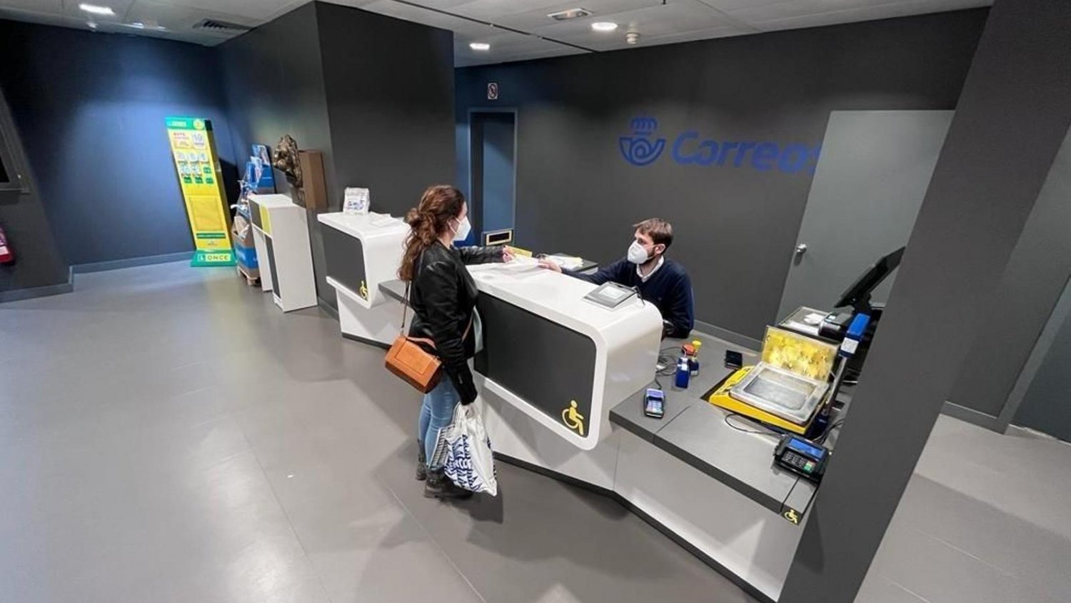 El PP de Mijas denuncia el cierre de la oficina de Correos en El Corte Inglés