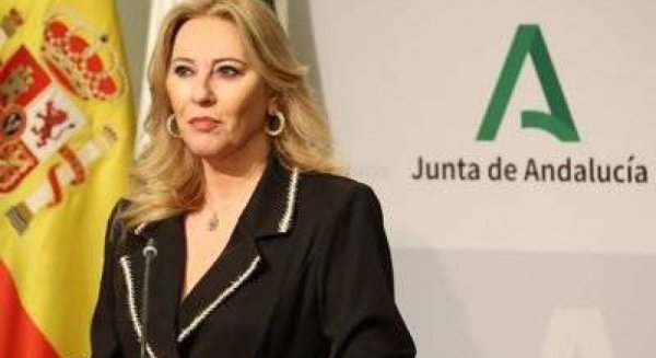 Carolina España acusa a Montero de dejar la sanidad andaluza desmantelada y defiende la gestión de Juanma Moreno
