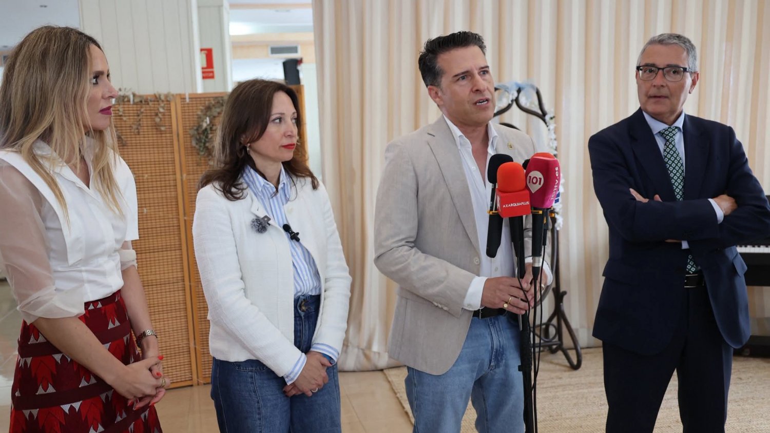 El PSOE denuncia un “mitin encubierto” del PP en un acto municipal del Mes del Mayor financiado con dinero público