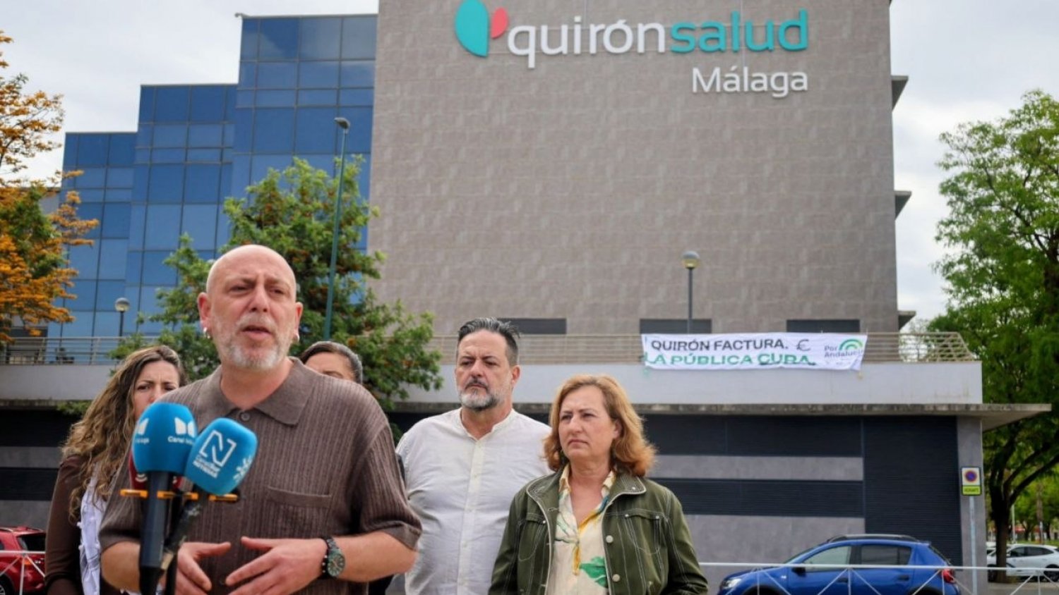 Por Andalucía anuncia el fin del “método Bonilla” con una pancarta ante la Quirón