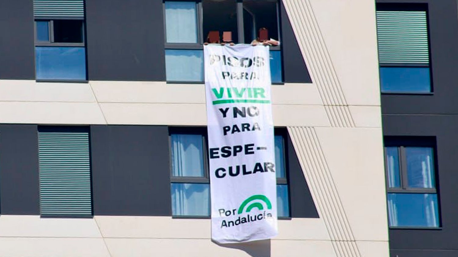 Por Andalucía exhibe la impunidad de las VUT irregulares tras alquilar una vivienda en las Torres de Martiricos