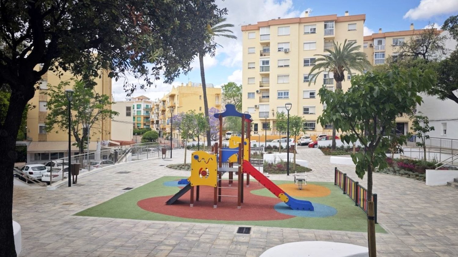 Estepona recupera la plaza Manuel Requena ‘Melilla’ como nuevo espacio ciudadano con zonas de juego y de descanso 