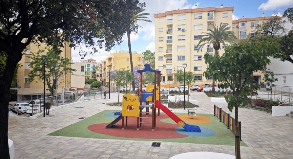 Estepona recupera la plaza Manuel Requena ‘Melilla’ como nuevo espacio ciudadano con zonas de juego y de descanso 