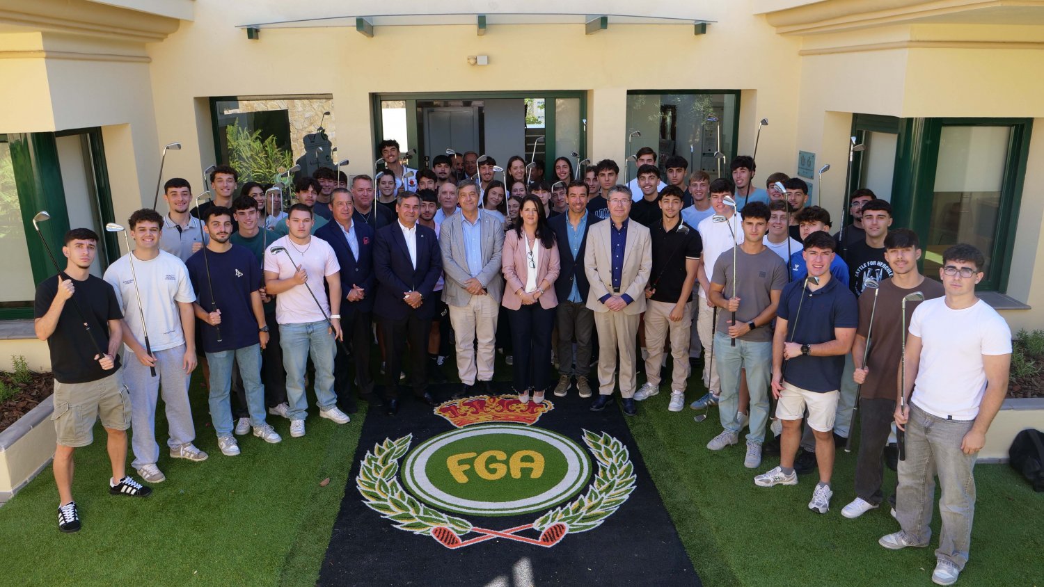 El estudiantado de Ciencias de la Actividad Física y del Deporte recibe palos de golf para sus prácticas