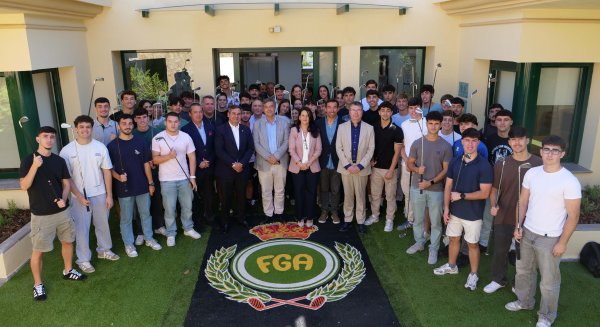 El estudiantado de Ciencias de la Actividad Física y del Deporte recibe palos de golf para sus prácticas
