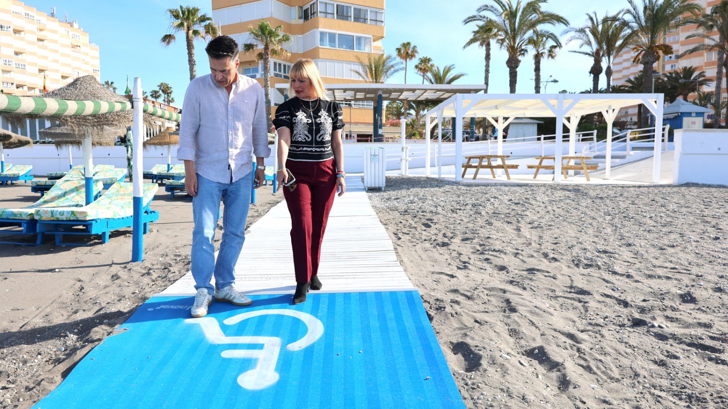 Torrox mejora la accesibilidad de sus playas con nuevas zonas de sombra y accesos adaptados 