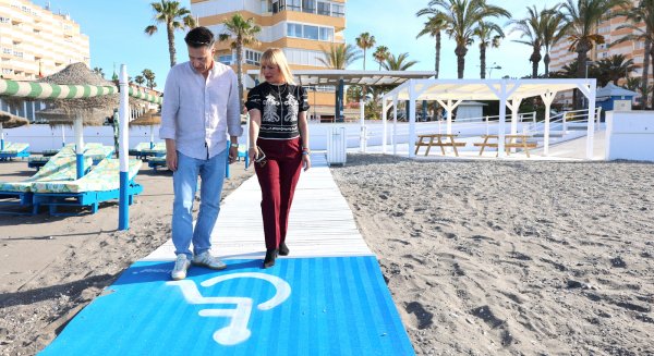 Torrox mejora la accesibilidad de sus playas con nuevas zonas de sombra y accesos adaptados 