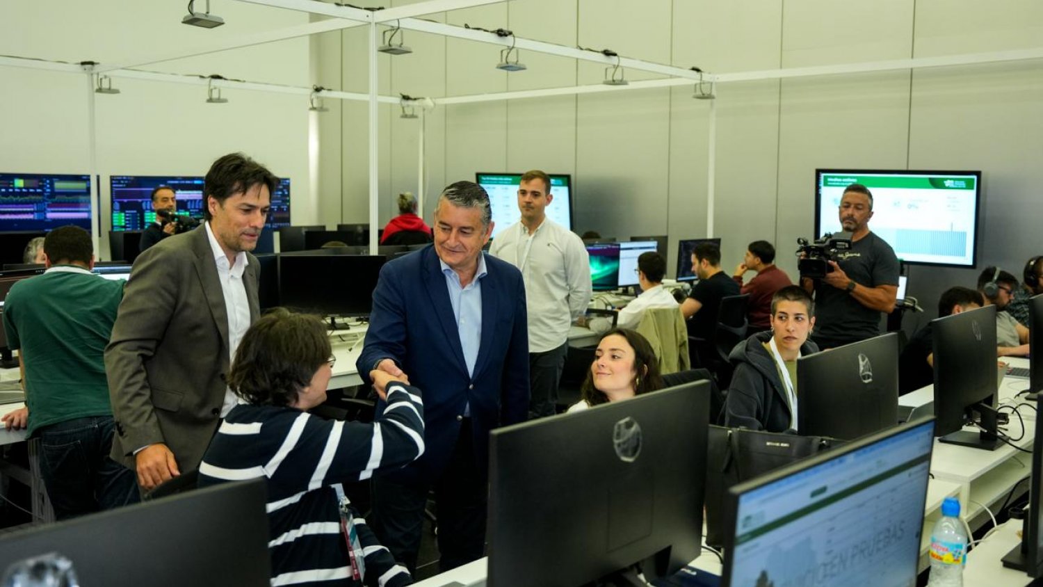 Más de 6,8 millones de andaluces están llamados a las urnas en 10.403 mesas electorales este domingo