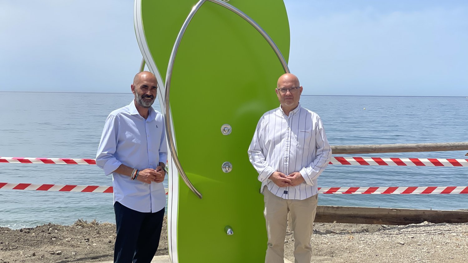 La concejalía de Playas instala una ducha tematizada con forma de chancla en el litoral de Lagos