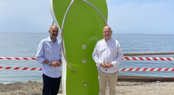 La concejalía de Playas instala una ducha tematizada con forma de chancla en el litoral de Lagos