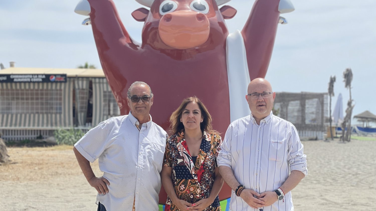 Almayate cuenta con una ducha tematizada con la figura del característico toro en la Playa del Hornillo