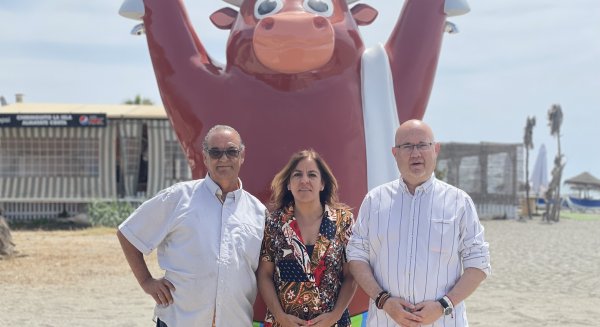 Almayate cuenta con una ducha tematizada con la figura del característico toro en la Playa del Hornillo