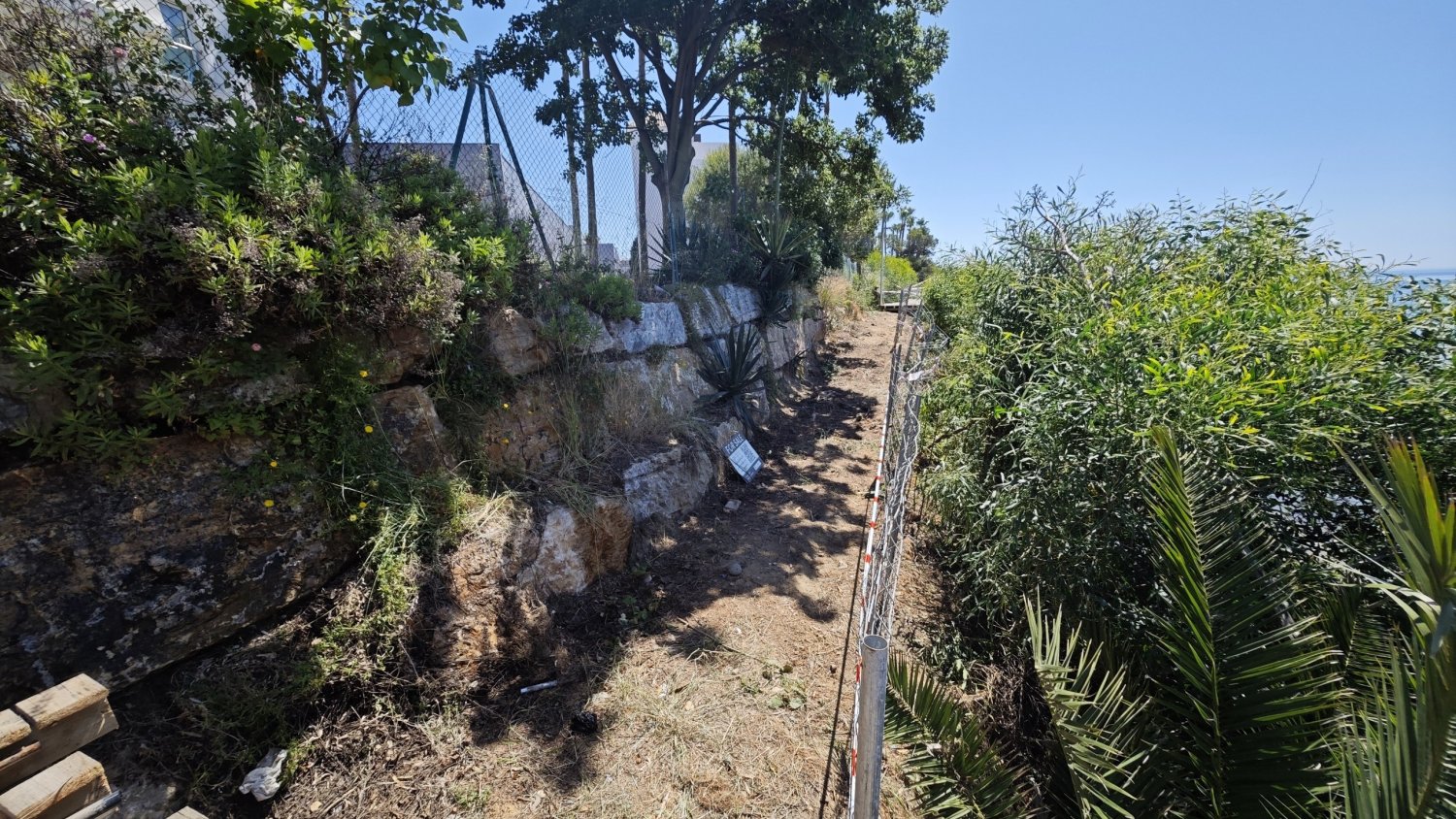 El Ayuntamiento de Estepona inicia los trabajos de reparación de la pasarela peatonal en Punta de la Plata