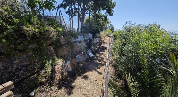 El Ayuntamiento de Estepona inicia los trabajos de reparación de la pasarela peatonal en Punta de la Plata
