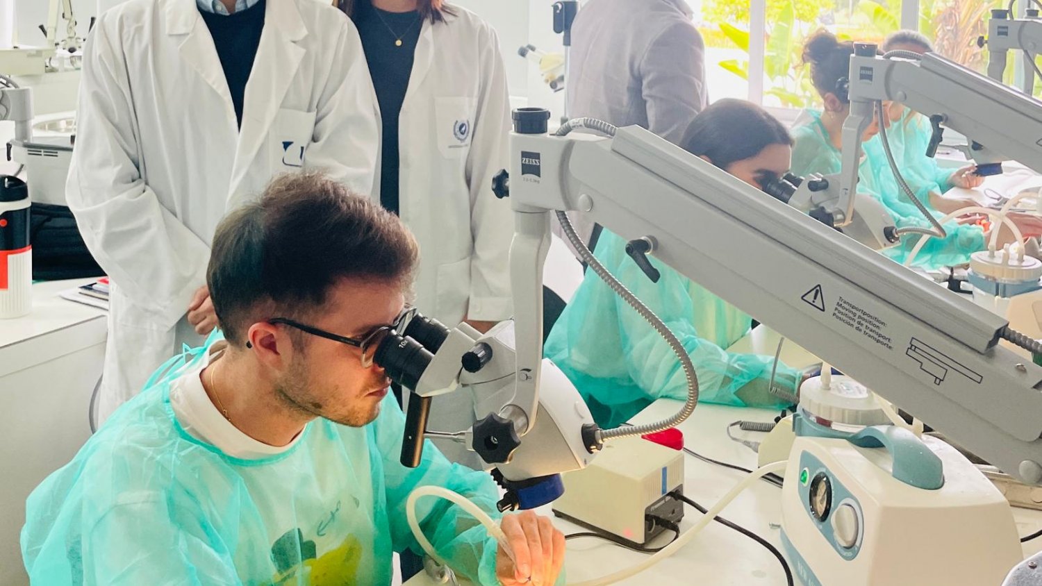 El Regional de Málaga refuerza a los EIR con un curso de disección de hueso temporal