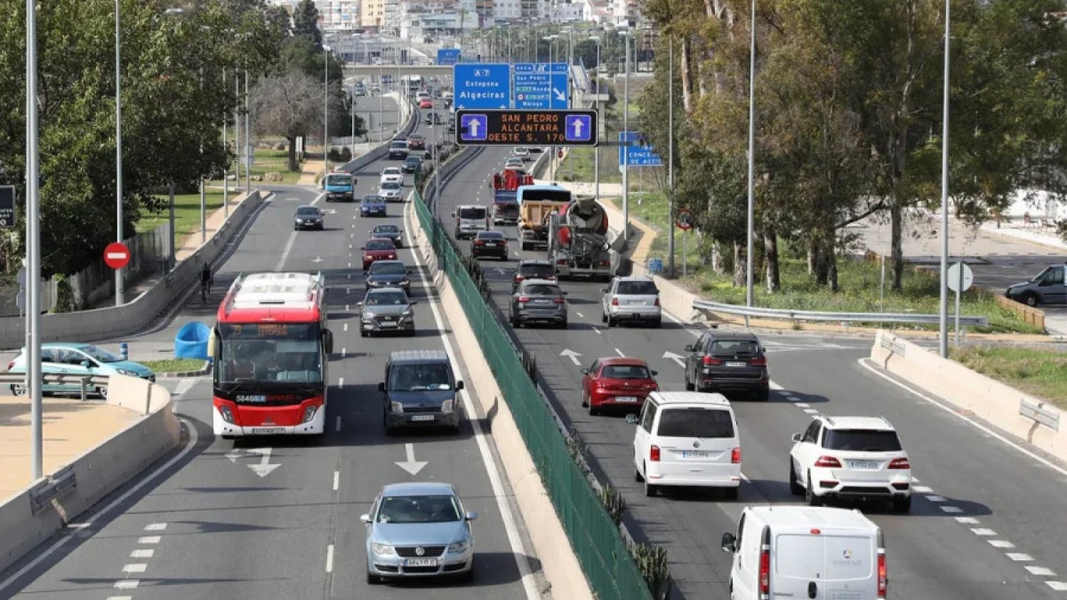 Un fallecido y un herido en un choque frontal en la A-7 de Marbella tras circular un vehículo en dirección contraria