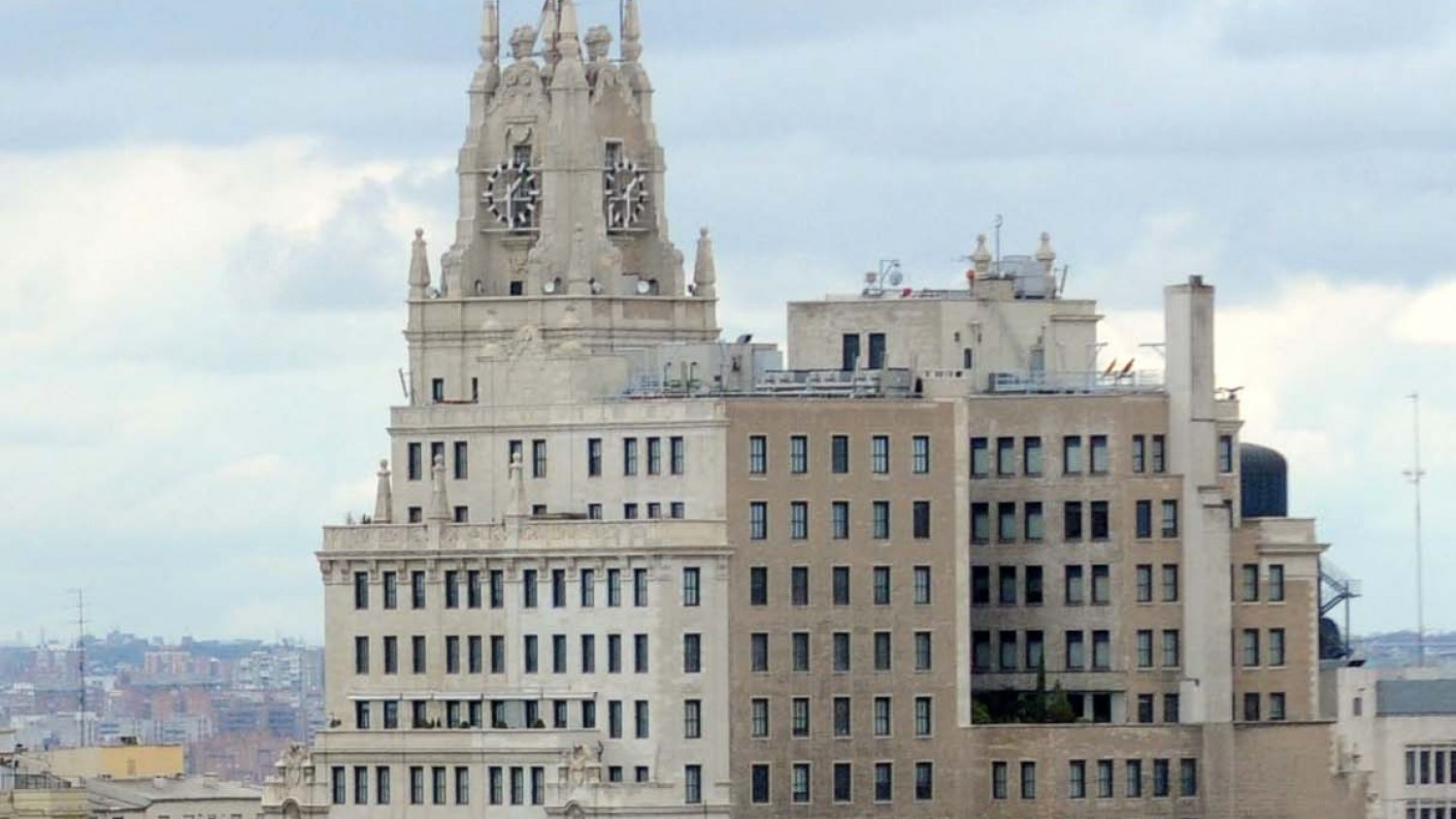 Telefónica vende su histórica sede de Gran Vía a Tomás Olivo por más de 200 millones de euros
