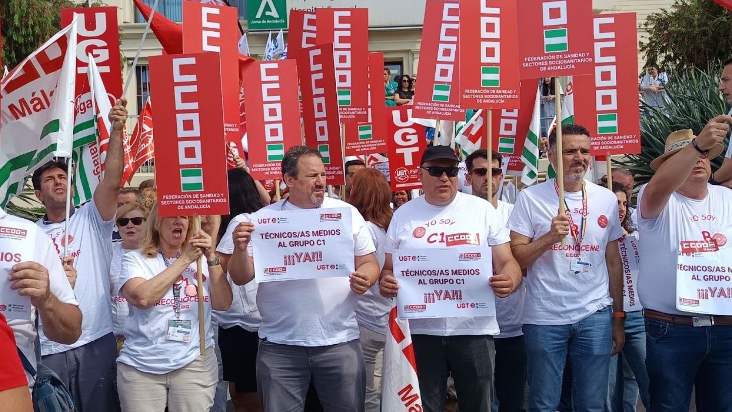 Miles de técnicos medios y superiores del SAS se movilizan para demandar su reclasificación profesional