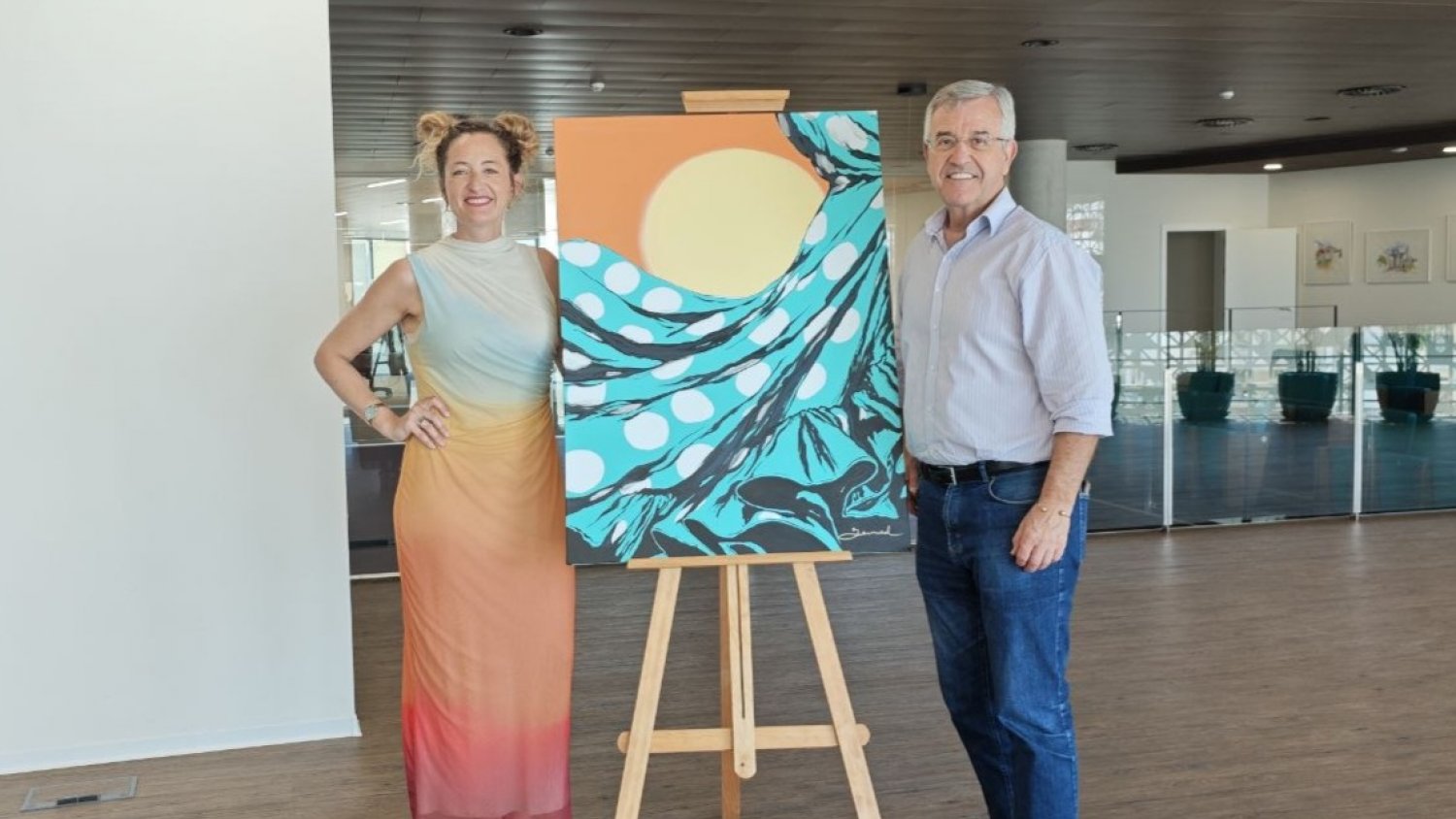 El Ayuntamiento de Estepona presenta el cartel de la Feria y Fiestas Mayores 2026 a cargo de la artista Marta Bernad