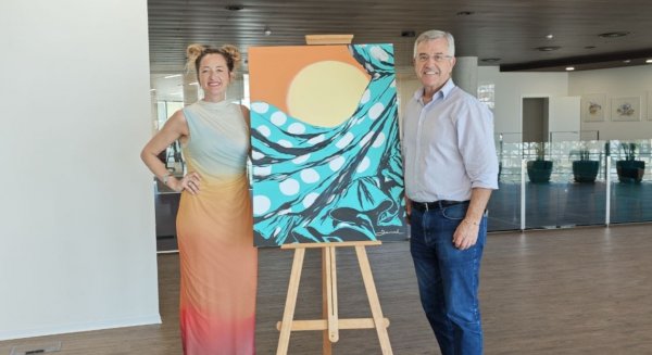 El Ayuntamiento de Estepona presenta el cartel de la Feria y Fiestas Mayores 2026 a cargo de la artista Marta Bernad