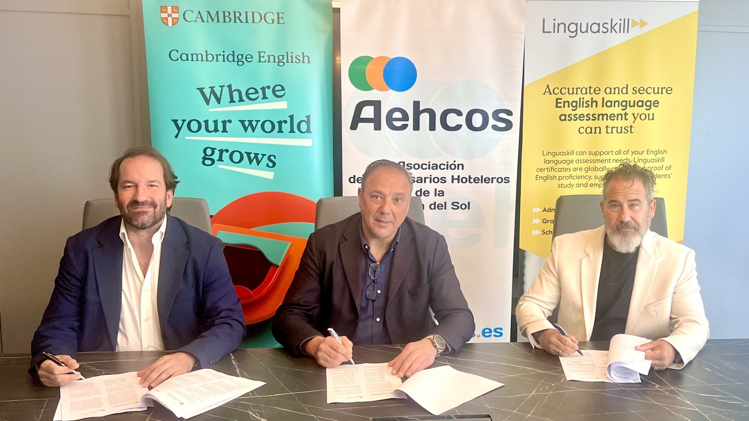 AEHCOS fortalece la formación en inglés del sector hostelero de la Costa del Sol mediante un acuerdo de colaboración