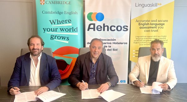 AEHCOS fortalece la formación en inglés del sector hostelero de la Costa del Sol mediante un acuerdo de colaboración