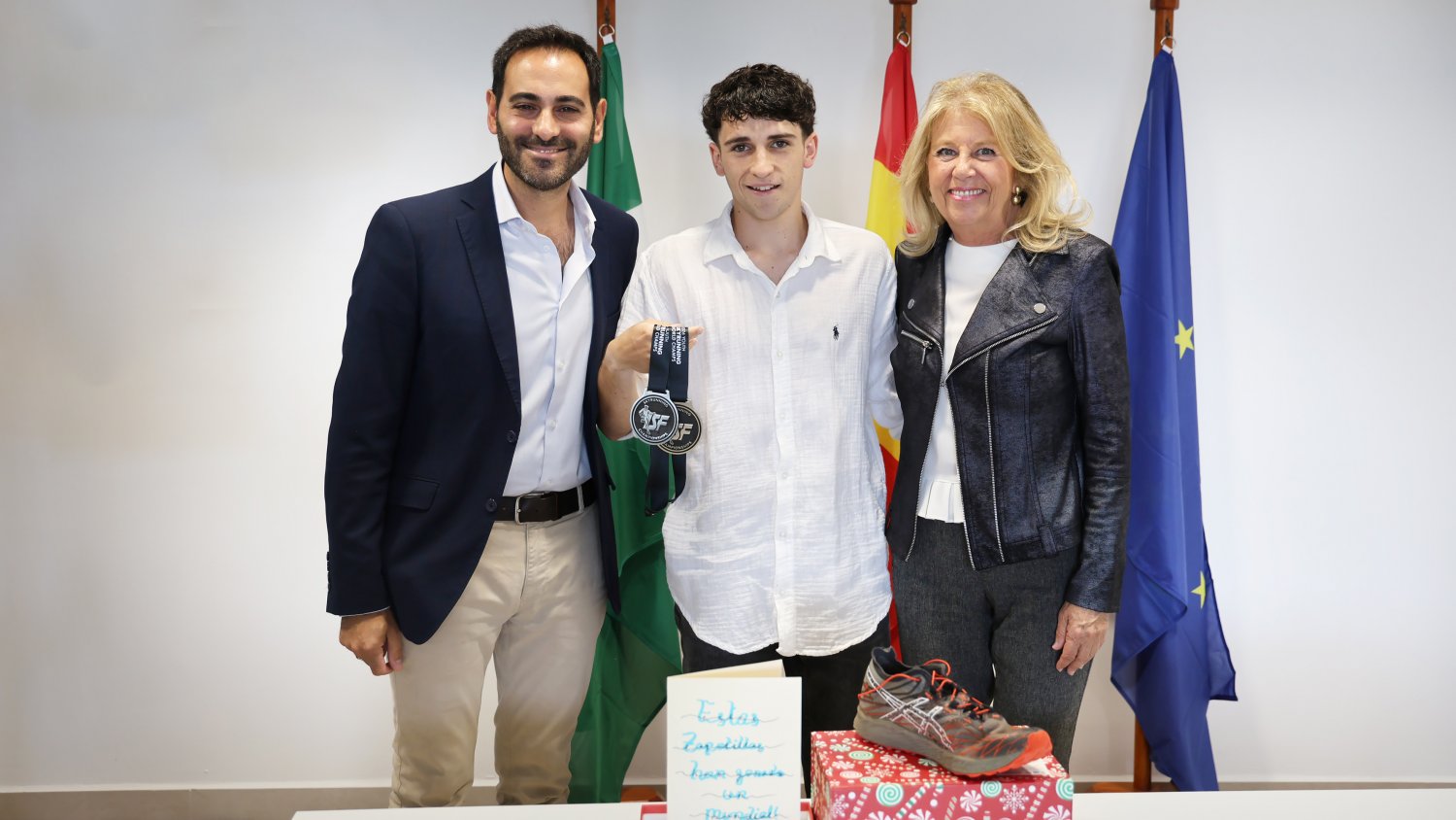 Ángeles Muñoz recibe a Lucas Gámez tras coronarse campeón del mundo de Skyrunning en Croacia