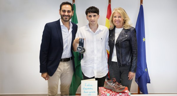 Ángeles Muñoz recibe a Lucas Gámez tras coronarse campeón del mundo de Skyrunning en Croacia