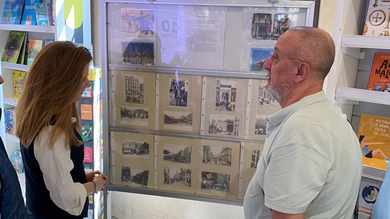 Correos recibe una exposición de postales históricas de Málaga de los siglos XIX y XX