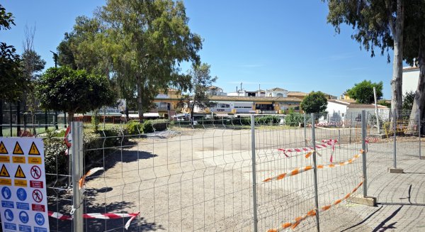 Estepona aumenta su red de equipamientos deportivos con la construcción de dos pistas de pádel en Nueva Atalaya